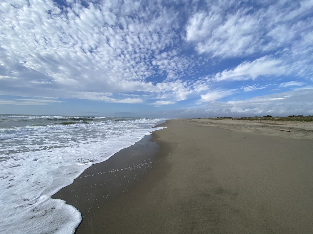 Artikelfoto zum Beitrag: Alleine reisen: Schritt für Schritt zum Solotrip. Sandstrand, Wolken, Meer