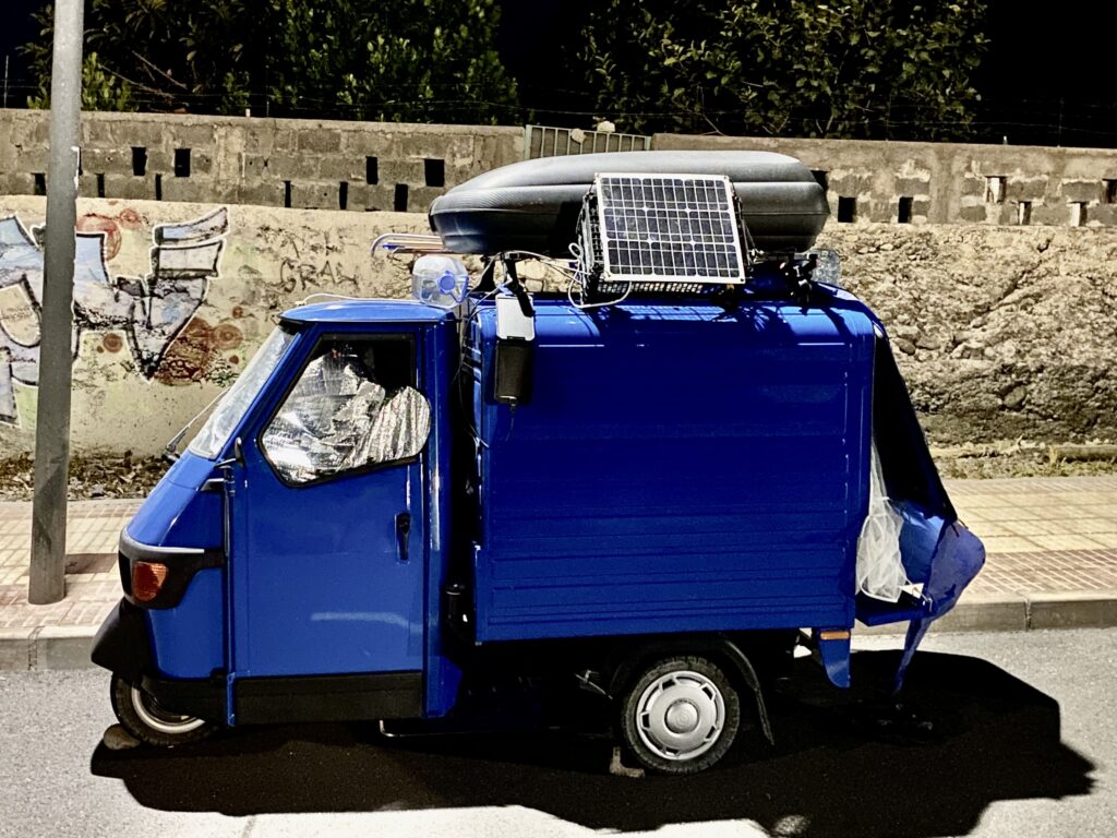 Klitzekleines blaues "Wohnmobil", gesehen auf La Gomera, zum schlafen hingen die Fü0e raus
